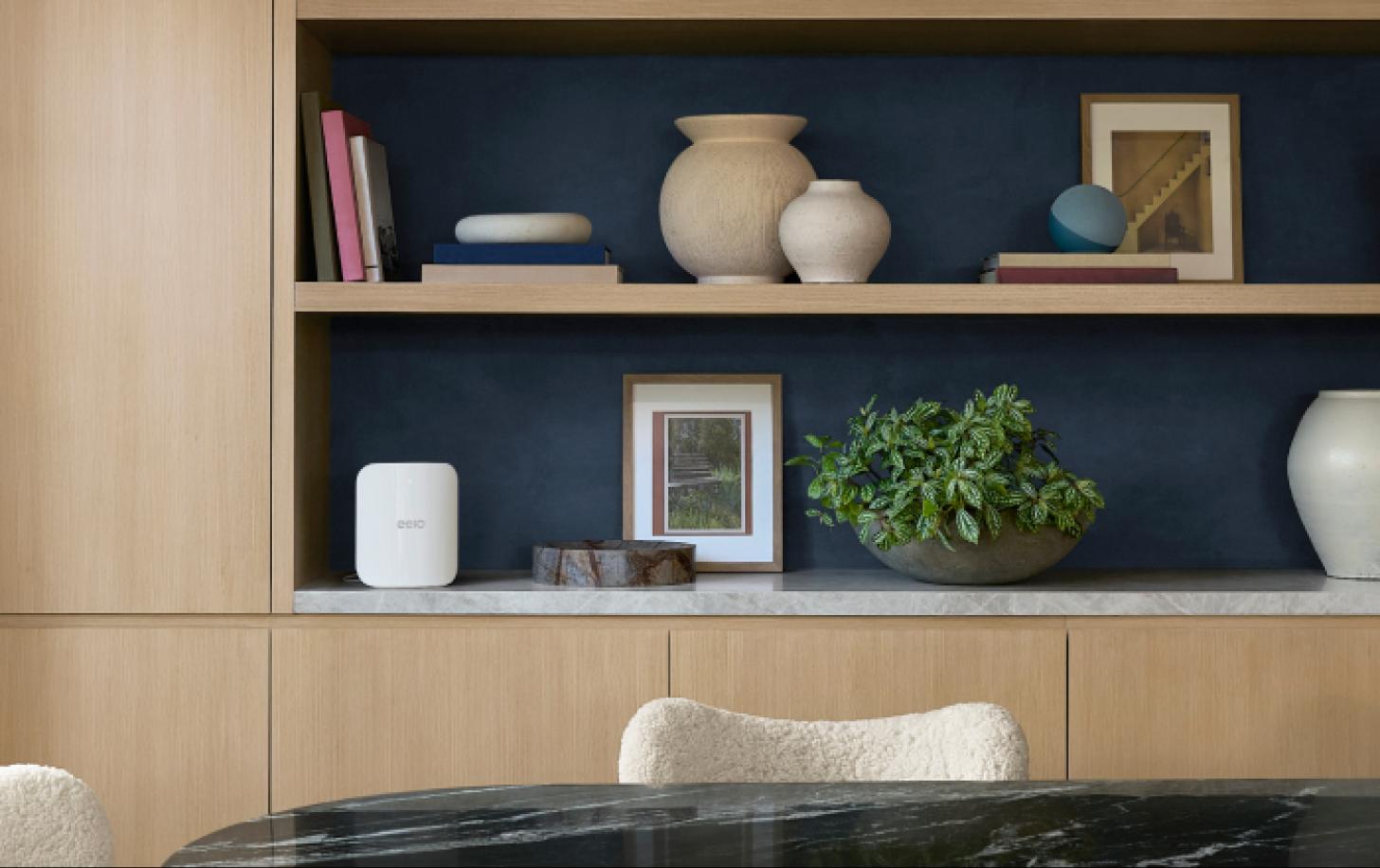 リビングのインテリアに自然に馴染む eero Max 7