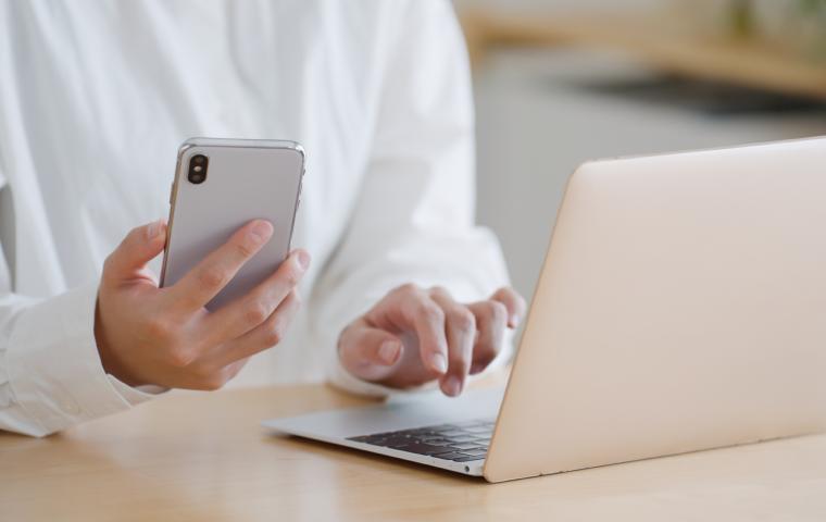 スマートフォンやパソコンでWEBから申し込む様子