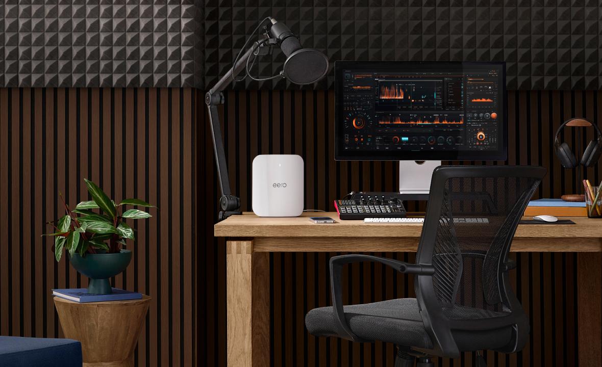 書斎に設置された eero Max 7